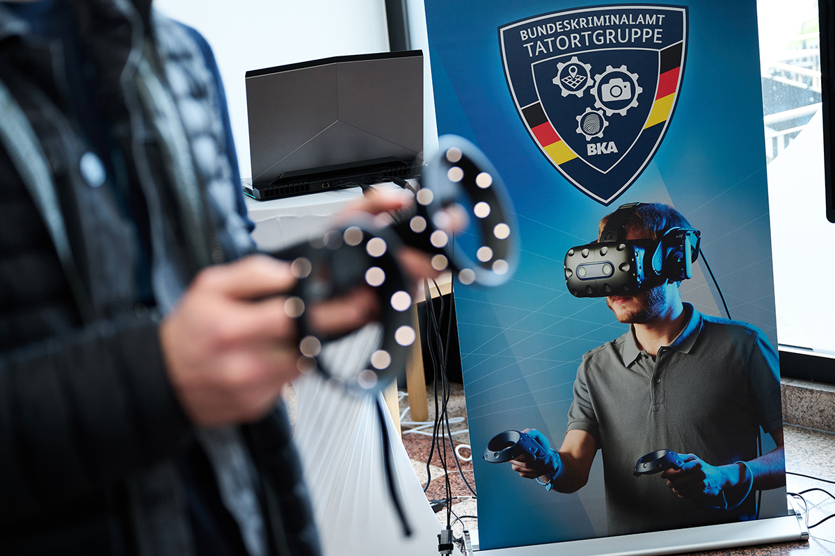 Austesten am VR-Stand der Kriminaltechnik