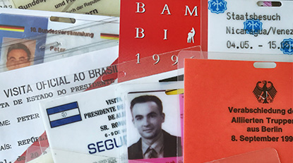 Die Arbeit als Beamter bei Europol: Darstellung von verschiedenen Ausweisdokumenten aus unterschiedlichen Ländern