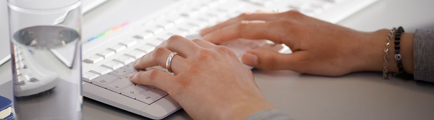 Kontaktperson beim BKA: Zwei Frauenhände tippen auf einer weißen Computer-Tastatur